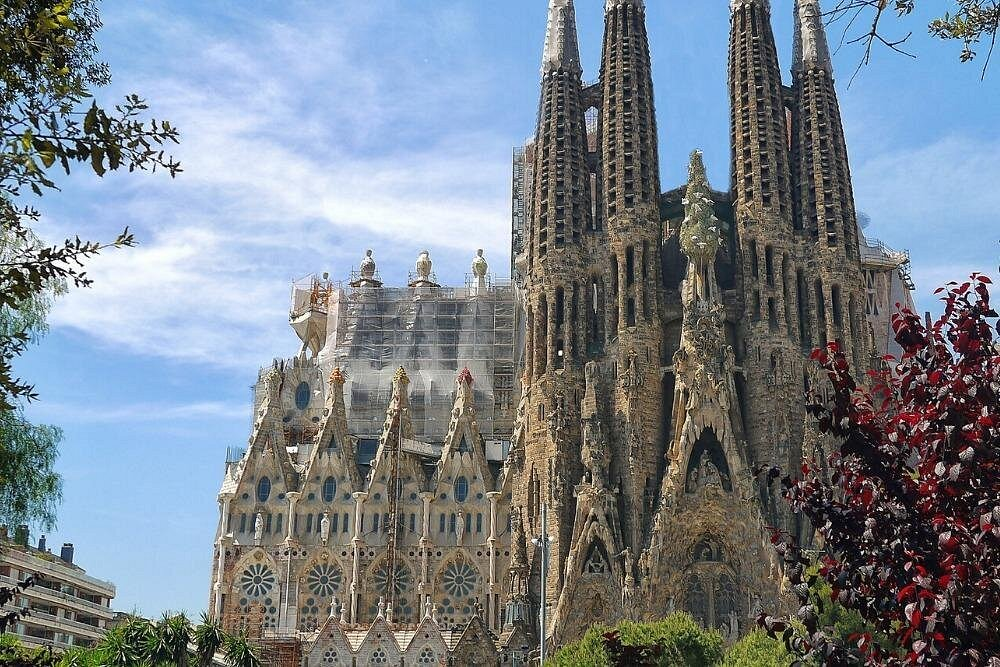 Barcelona: Sagrada Familia Fast Track Tour with Tower Option
